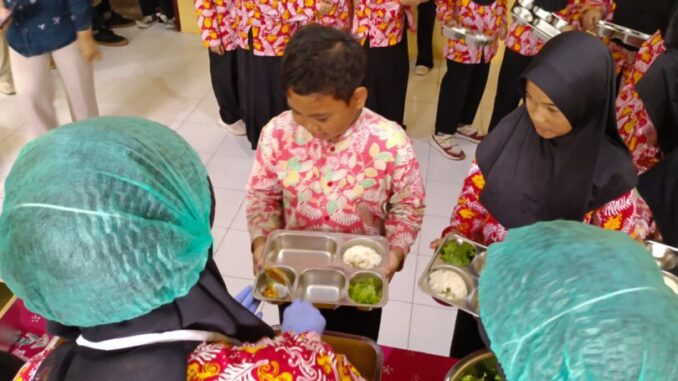 Uji coba MBG prasmanan di SDN Soprayan Sleman terbukti efektif cegah makanan terbuang. Siswa bisa atur porsi sendiri sesuai kebutuhan.