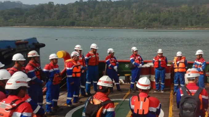 PT Pertamina Marine Solutions (PMSol) meninjau Pelabuhan Cilacap untuk memastikan keselamatan, kelengkapan APD, dan kesejahteraan pekerja maritim.