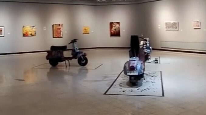Pameran Tenun Imagi ISI Solo mempertemukan 50 seniman alumni di TBJT. Menampilkan karya tradisi hingga kritik sosial seperti masalah pangan dan pajak.