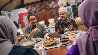 Ganjar Pranowo membagikan momen pertemuannya dengan Anies Baswedan di Yogyakarta. Pertemuan berlangsung hangat dan penuh obrolan santai.
