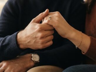 Ilustrasi, penjelasan matchmaker mengenai teori hubungan rock and star di TikTok. Temukan alasan mengapa pasangan beda sifat bisa cocok dan kapan resentment mulai timbul.