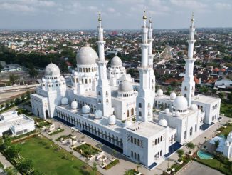 Wali Kota Solo Respati Ardi meluncurkan fasilitas parkir gratis di Masjid Raya Sheikh Zayed Solo. Langkah ini diambil untuk penataan kawasan dan dorong UMKM.