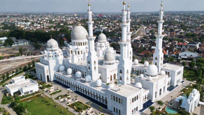 Wali Kota Solo Respati Ardi meluncurkan fasilitas parkir gratis di Masjid Raya Sheikh Zayed Solo. Langkah ini diambil untuk penataan kawasan dan dorong UMKM.