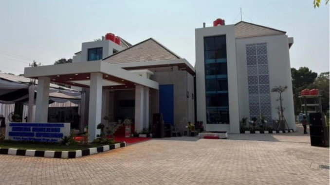 FK UNDIP meresmikan Laboratorium Kedokteran Komunitas di Mlonggo, Jepara, untuk tingkatkan IPM, pelayanan kesehatan lansia, dan skrining anak sekolah.