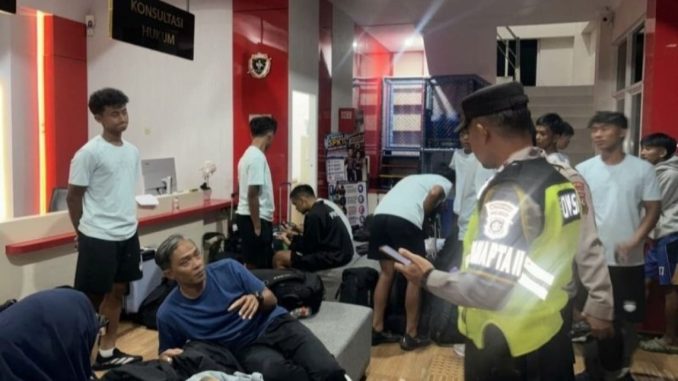 Polresta Batang menangkap BPA (33), oknum suporter yang diduga menjadi pelaku penyerangan dan perusakan bus tim Persib Bandung U-18 di Rest Area Tol Batang.