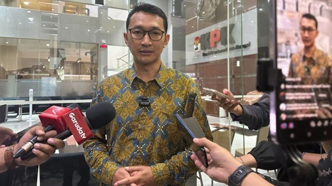 KPK menggelar OTT di BNPB dan mengamankan 14 orang, termasuk Sestama Rustian. Penyidik menyita uang Rp1,4 miliar dan emas terkait dugaan suap pengadaan barang. KPK menggelar OTT di BNPB dan mengamankan 14 orang, termasuk Sestama Rustian. Penyidik menyita uang Rp1,4 miliar dan emas terkait dugaan suap pengadaan barang.