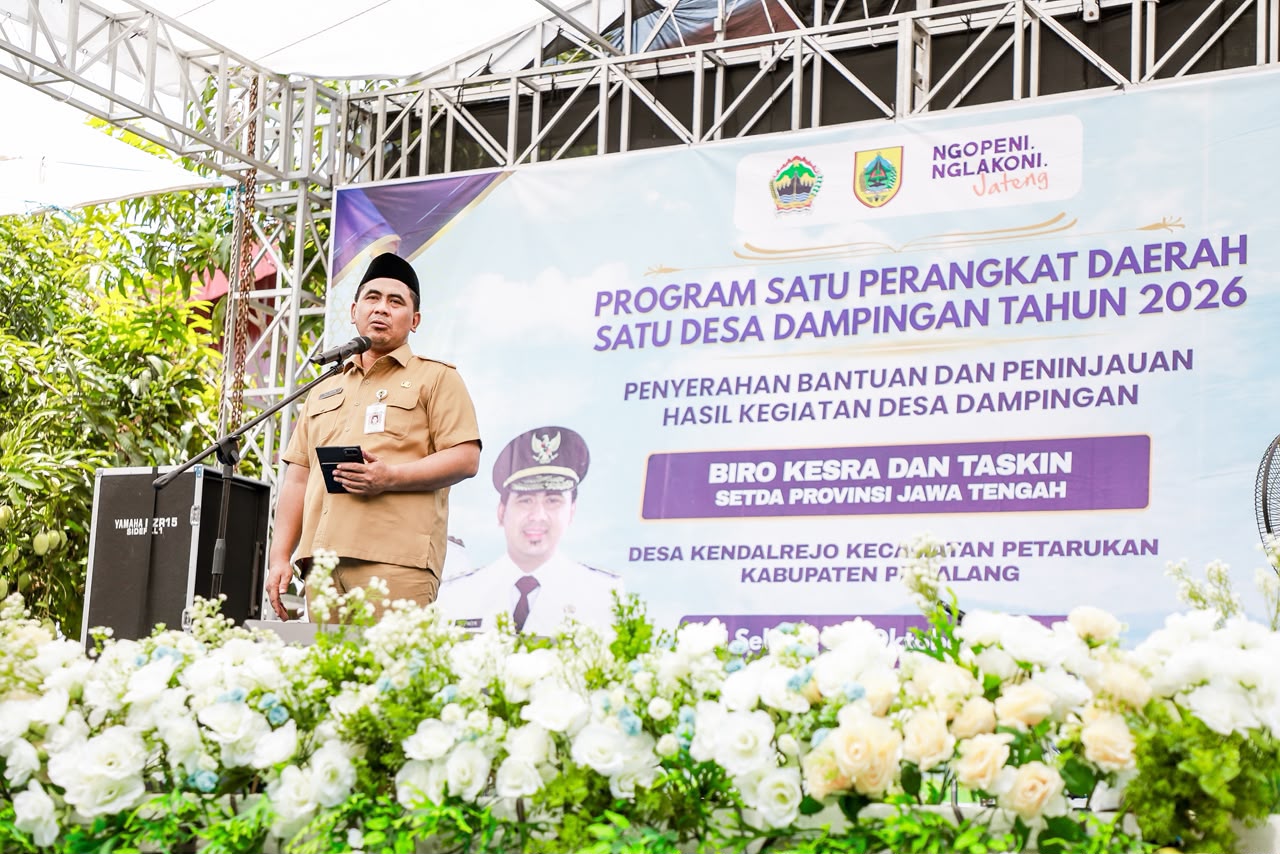 Pemprov Jateng luncurkan program Desa Dampingan di Pemalang. Tak hanya bedah rumah, warga kini dapat bantuan listrik, jamban, hingga modal usaha.