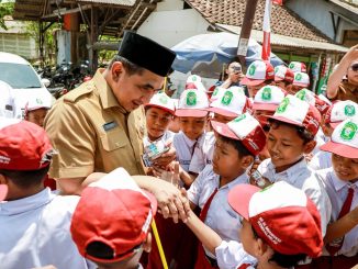 Pemprov Jateng luncurkan program Desa Dampingan di Pemalang. Tak hanya bedah rumah, warga kini dapat bantuan listrik, jamban, hingga modal usaha.