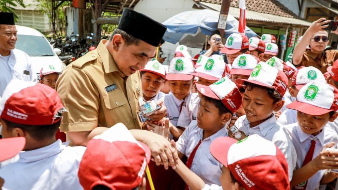 Pemprov Jateng luncurkan program Desa Dampingan di Pemalang. Tak hanya bedah rumah, warga kini dapat bantuan listrik, jamban, hingga modal usaha.