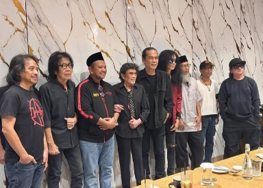Sembilan gitaris legendaris Indonesia siap berkolaborasi dalam 9 Dewa Gitar sebagai penampil spesial konser Guns N’ Roses di Jakarta.