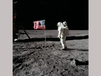 Benarkah Stanley Kubrick membantu NASA memalsukan pendaratan di bulan? Simak ulasan lengkap teori konspirasi Apollo 11 dan bukti ilmiah penolakannya.