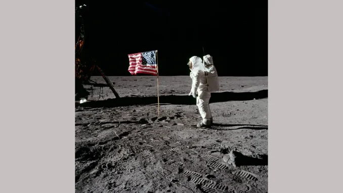 Benarkah Stanley Kubrick membantu NASA memalsukan pendaratan di bulan? Simak ulasan lengkap teori konspirasi Apollo 11 dan bukti ilmiah penolakannya.