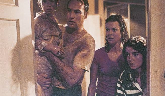 Satu per satu pemain film Poltergeist meninggal secara tragis. Benarkah penggunaan kerangka manusia asli di set membawa kutukan horor nyata? Satu per satu pemain film Poltergeist meninggal secara tragis. Benarkah penggunaan kerangka manusia asli di set membawa kutukan horor nyata?