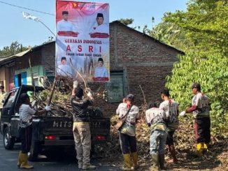 Kader Gerindra Kota Semarang dan warga Plombokan bergotong royong bersihkan selokan serta tanam pohon lewat aksi Indonesia ASRI.