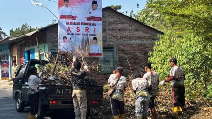 Kader Gerindra Kota Semarang dan warga Plombokan bergotong royong bersihkan selokan serta tanam pohon lewat aksi Indonesia ASRI.