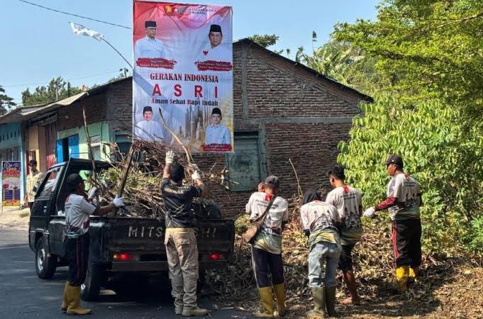 Kader Gerindra Kota Semarang dan warga Plombokan bergotong royong bersihkan selokan serta tanam pohon lewat aksi Indonesia ASRI.