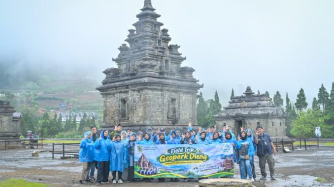 Puluhan pelajar SMP di Banjarnegara ikuti field trip Geopark Nasional Dieng. Kenali potensi geologi, situs budaya, dan warisan alam lewat edukasi wisata.