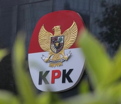KPK geledah Dinas Lingkungan Hidup (DLH) Klaten terkait dugaan korupsi Bupati Hamenang Wajar Ismoyo. Simak rincian aliran dana dan klasternya di sini!