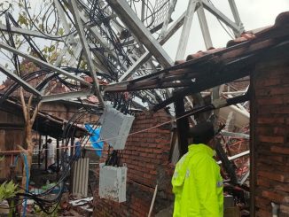Hujan deras disertai angin kencang di Demak merobohkan sebuah tower telekomunikasi dan menimpa empat rumah warga. Simak kronologi lengkapnya di sini!