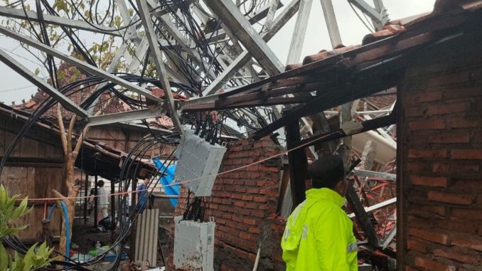 Hujan deras disertai angin kencang di Demak merobohkan sebuah tower telekomunikasi dan menimpa empat rumah warga. Simak kronologi lengkapnya di sini!
