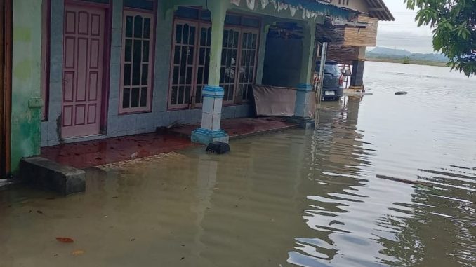 Hujan deras sejak Jumat malam memicu banjir dan longsor di puluhan titik wilayah Cilacap dan Banyumas.Simak laporan terkini penanganan BPBD di sini! Hujan deras sejak Jumat malam memicu banjir dan longsor di puluhan titik wilayah Cilacap dan Banyumas.Simak laporan terkini penanganan BPBD di sini!