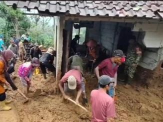 Hujan deras selama dua hari picu longsor dan banjir bandang di Banjarnegara.Sebanyak 20 rumah terdampak material lumpur, warga diimbau tetap waspada.