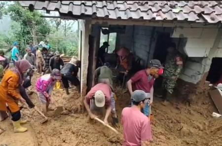 Hujan deras selama dua hari picu longsor dan banjir bandang di Banjarnegara.Sebanyak 20 rumah terdampak material lumpur, warga diimbau tetap waspada.