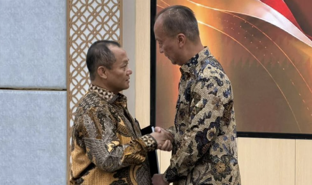 Menperin Muhammad Sarmuji resmi melanjutkan kepemimpinan Agus Gumiwang Kartasasmita. Sarmuji berkomitmen memperkuat sektor industri sebagai daya ungkit ekonomi nasional. Menperin Muhammad Sarmuji resmi melanjutkan kepemimpinan Agus Gumiwang Kartasasmita. Sarmuji berkomitmen memperkuat sektor industri sebagai daya ungkit ekonomi nasional.