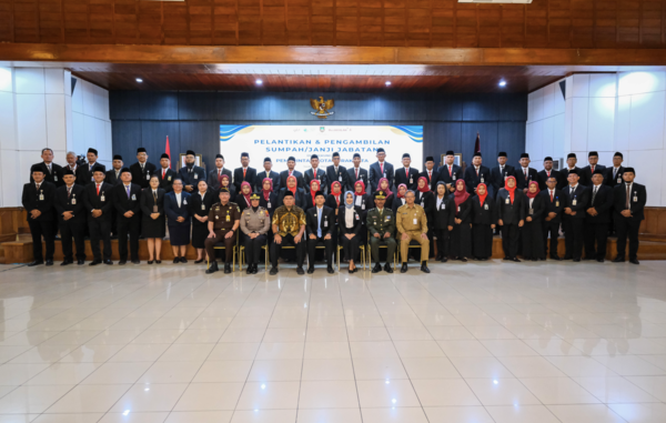 Wali Kota Surakarta Respati Ardi melantik 51 pejabat Pemkot Surakarta. UPTD Putri Cempo dirombak total dan UPTD PKL disiapkan untuk pendataan pedagang.