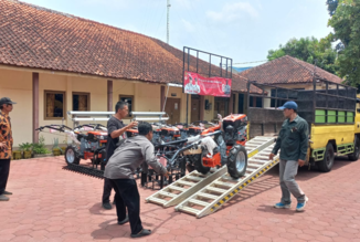 Pemkab Wonogiri salurkan 37 unit alsintan dari APBN untuk genjot produktivitas petani. Simak rincian bantuan dan kemudahan BBM bersubsidi di sini!