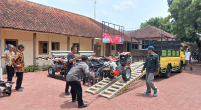 Pemkab Wonogiri salurkan 37 unit alsintan dari APBN untuk genjot produktivitas petani. Simak rincian bantuan dan kemudahan BBM bersubsidi di sini!
