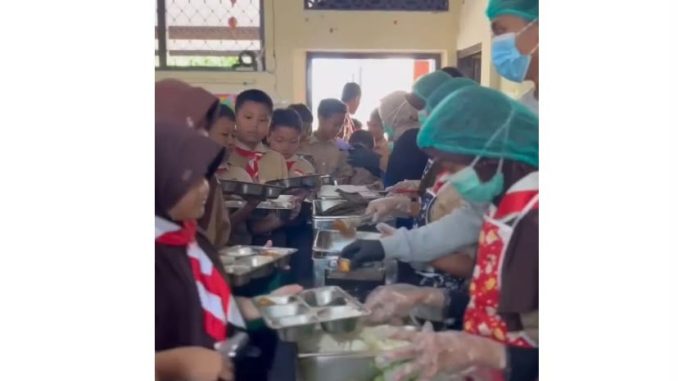 Uji coba program Makan Bergizi Gratis (MBG) prasmanan di SDN 3 Kroyo, Sragen, terbukti efektif melatih kedisiplinan dan kemandirian siswa. Uji coba program Makan Bergizi Gratis (MBG) prasmanan di SDN 3 Kroyo, Sragen, terbukti efektif melatih kedisiplinan dan kemandirian siswa.