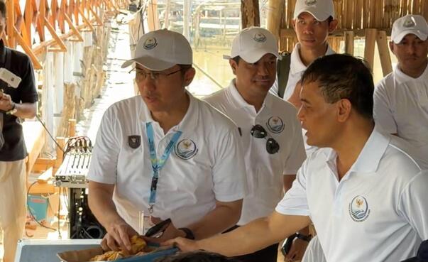 AHY dan Gubernur Ahmad Luthfi tinjau Giant Sea Wall Demak. Ada aksi hangat Ahmad Luthfi bagikan gorengan ke warga & wartawan saat dialog.