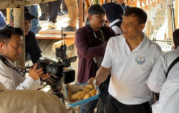 AHY dan Gubernur Ahmad Luthfi tinjau Giant Sea Wall Demak. Ada aksi hangat Ahmad Luthfi bagikan gorengan ke warga & wartawan saat dialog.