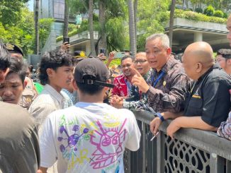 Ratusan massa menggelar aksi di Hotel Padma Semarang terkait Kongres INI. Mereka menuntut kepatuhan terhadap putusan MA demi keadilan hukum.