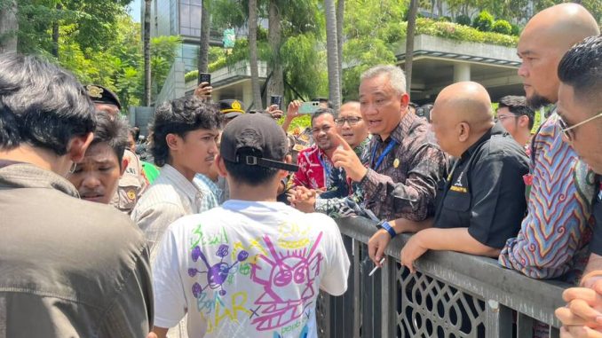 Ratusan massa menggelar aksi di Hotel Padma Semarang terkait Kongres INI. Mereka menuntut kepatuhan terhadap putusan MA demi keadilan hukum. Ratusan massa menggelar aksi di Hotel Padma Semarang terkait Kongres INI. Mereka menuntut kepatuhan terhadap putusan MA demi keadilan hukum.