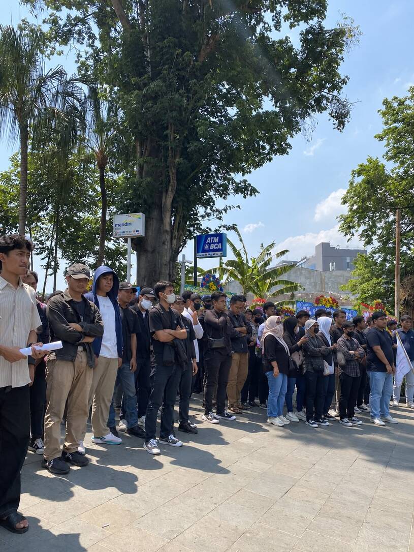 Ratusan massa menggelar aksi di Hotel Padma Semarang terkait Kongres INI. Mereka menuntut kepatuhan terhadap putusan MA demi keadilan hukum.