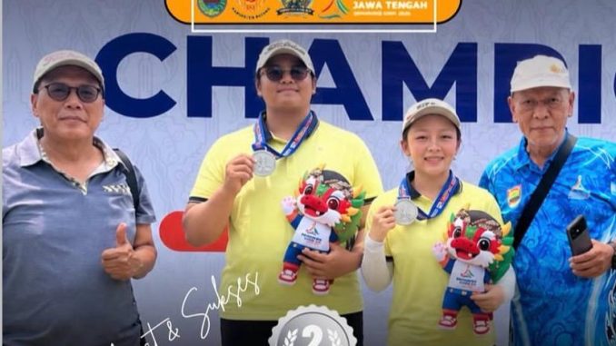 Atlet Putri Kontingen Batang Kiranayrisya Sekar L & Celline Belva S sukses meraih medali perak cabor golf foursome putri Porprov Jateng 2026 di Semarang Royale Golf Gombel.