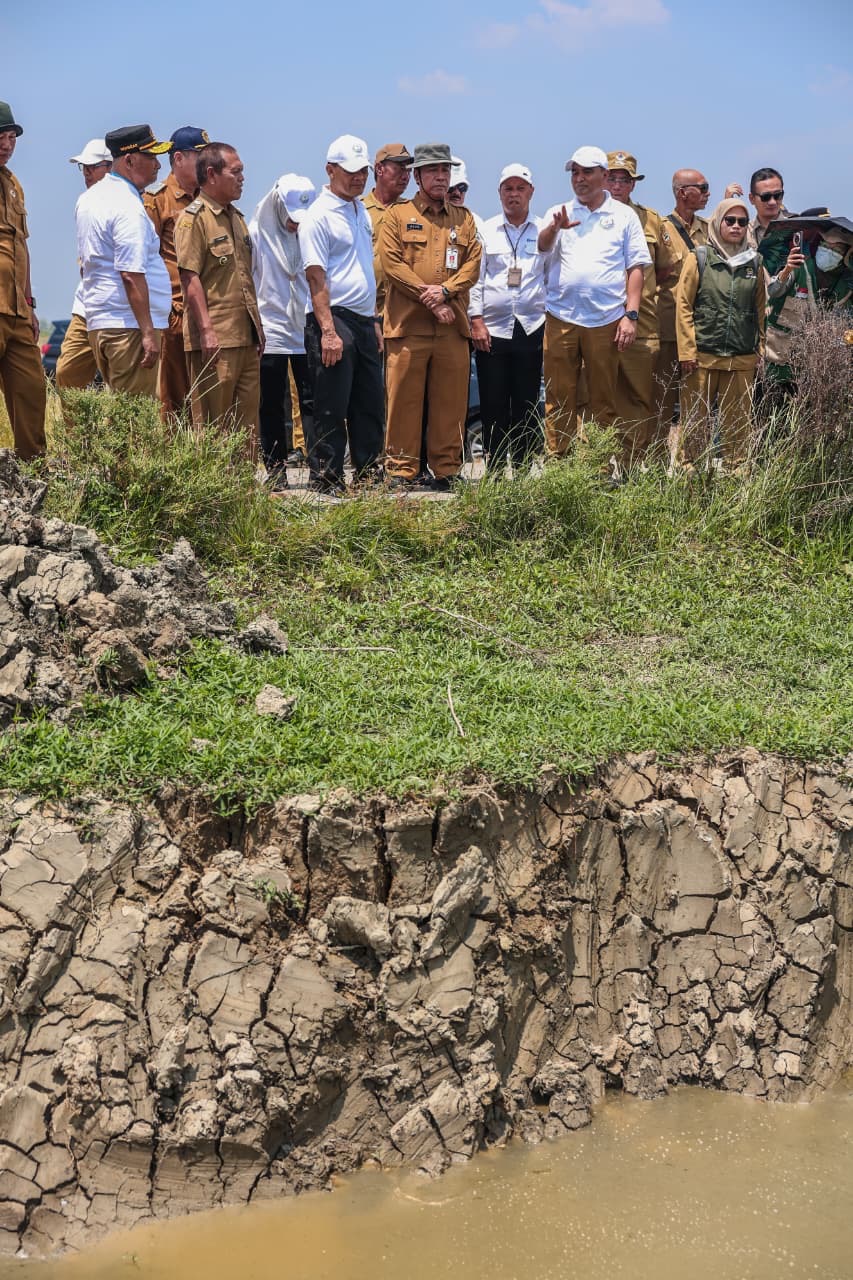 Gubernur Jateng Ahmad Luthfi meninjau normalisasi saluran irigasi di Demak seluas 450 hektare. Ditargetkan petani bisa panen hingga 3 kali setahun.