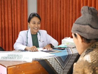 Warga lereng Gunung Lawu Karanganyar gembira sambut program Speling Ahmad Luthfi. Layanan dokter spesialis gratis kini hadir langsung di desa.