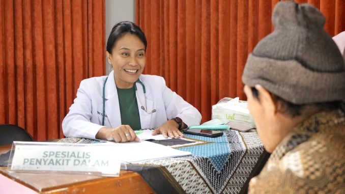 Warga lereng Gunung Lawu Karanganyar gembira sambut program Speling Ahmad Luthfi. Layanan dokter spesialis gratis kini hadir langsung di desa.