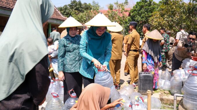 Pemprov Jateng menggandeng Undip siapkan teknologi desalinasi air payau jadi air minum untuk atasi kekeringan jangka panjang di Desa Triguno, Pati.
