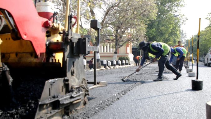 Pemprov Jateng perbaiki Jalan Sukowati Sragen sepanjang 2,1 km. Warga dan pengguna jalan kini merasa lebih aman dan nyaman saat berkendara. Pemprov Jateng perbaiki Jalan Sukowati Sragen sepanjang 2,1 km. Warga dan pengguna jalan kini merasa lebih aman dan nyaman saat berkendara.