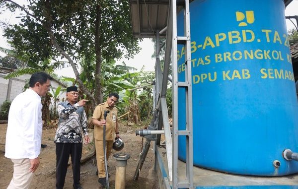 Pemprov Jateng gelorakan gerakan Sak Omah Sak Sumur Resapan untuk atasi kekeringan dan kelola air tanah. Simak manfaatnya bagi masyarakat! Pemprov Jateng gelorakan gerakan Sak Omah Sak Sumur Resapan untuk atasi kekeringan dan kelola air tanah. Simak manfaatnya bagi masyarakat!