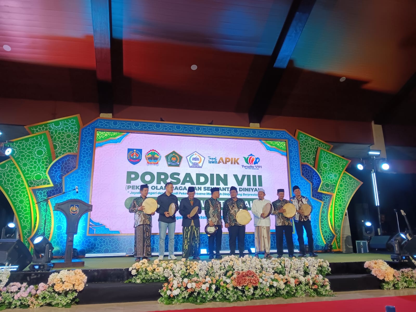 Porsadin VIII Jateng resmi dibuka di Kabupaten Tegal. Sebanyak 824 santri madrasah diniyah bersaing menunjukkan talenta olahraga, seni, dan keagamaan.