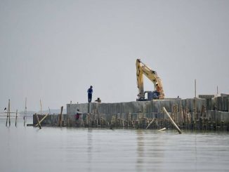 Pemprov Jateng membangun Hybrid Sea Wall di Sayung, Demak untuk cegah abrasi dan rob. Kombinasi beton dan mangrove ini ditargetkan tuntas November 2026.