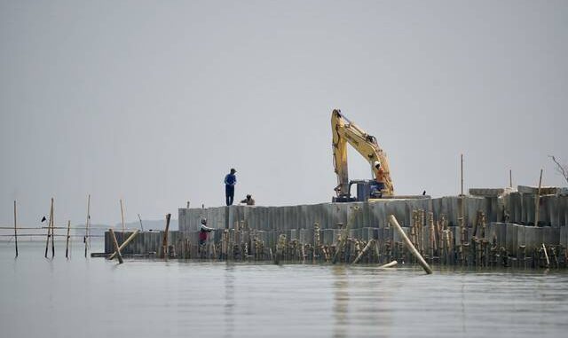 Pemprov Jateng membangun Hybrid Sea Wall di Sayung, Demak untuk cegah abrasi dan rob. Kombinasi beton dan mangrove ini ditargetkan tuntas November 2026. Pemprov Jateng membangun Hybrid Sea Wall di Sayung, Demak untuk cegah abrasi dan rob. Kombinasi beton dan mangrove ini ditargetkan tuntas November 2026.