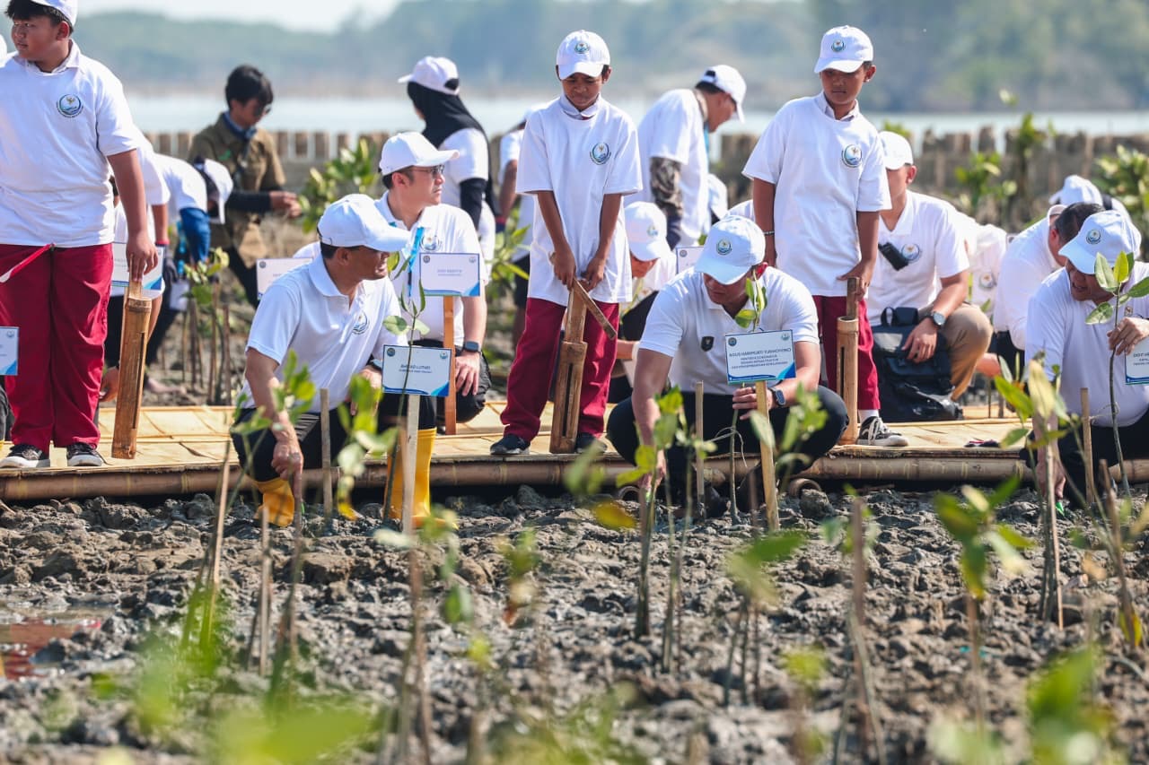AHY dan Ahmad Luthfi tanam mangrove di Demak gunakan teknologi HexBricks untuk atasi abrasi Pantura.