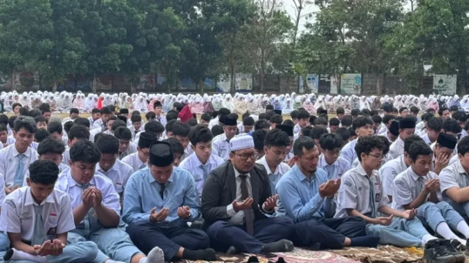 Ribuan siswa Al Irsyad Al Islamiyyah Purwokerto menggelar Shalat Istisqa serentak untuk memohon hujan di tengah kemarau panjang sekaligus menguatkan karakter spiritual. Ribuan siswa Al Irsyad Al Islamiyyah Purwokerto menggelar Shalat Istisqa serentak untuk memohon hujan di tengah kemarau panjang sekaligus menguatkan karakter spiritual.