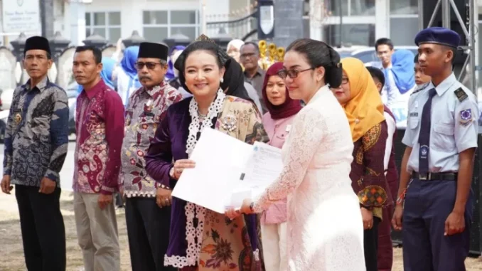 Keraton Surakarta menyerahkan arsip langka Ngupadi Sekar Wijayakusuma di Festival Literasi Cilacap 2026.